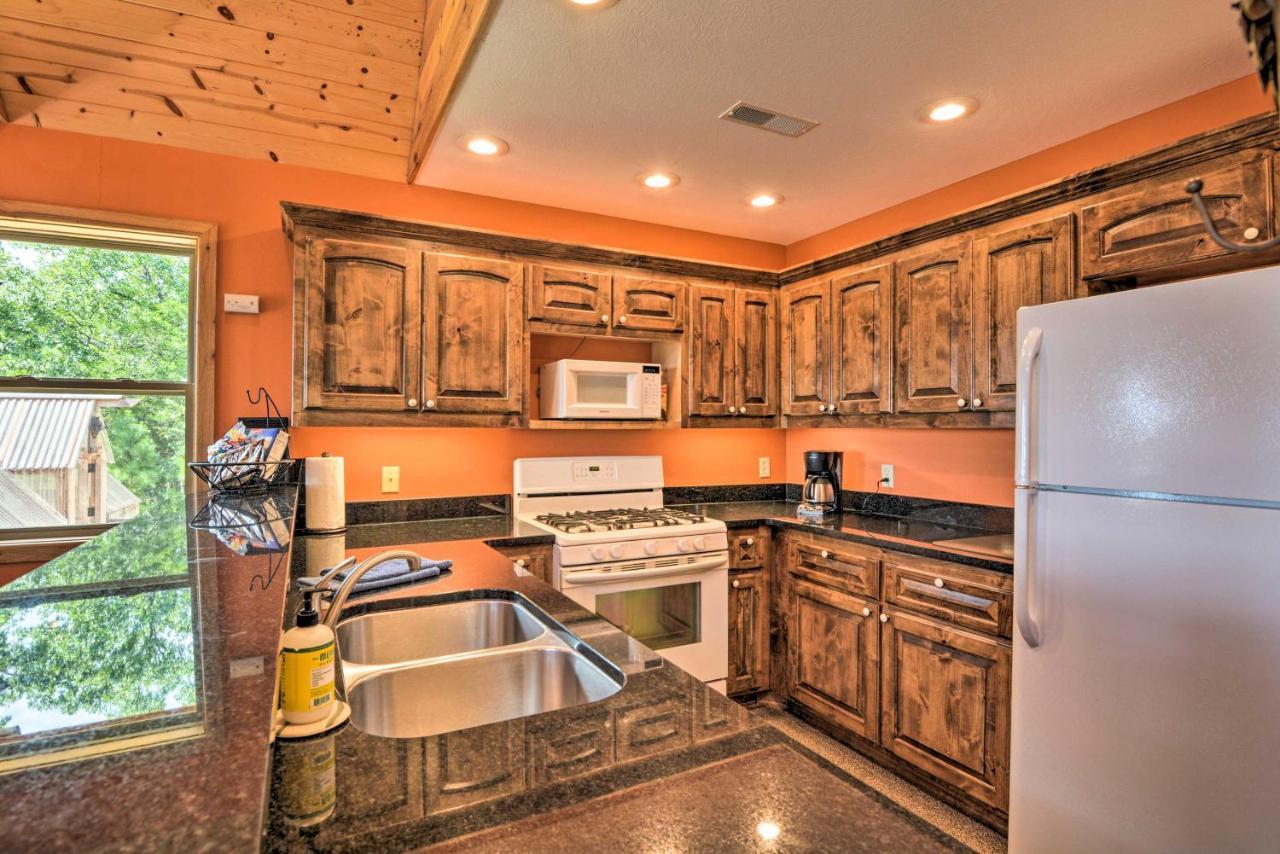 Spacious Log Cabin With Fire Pit And Game Room! Eureka Springs Exteriör bild