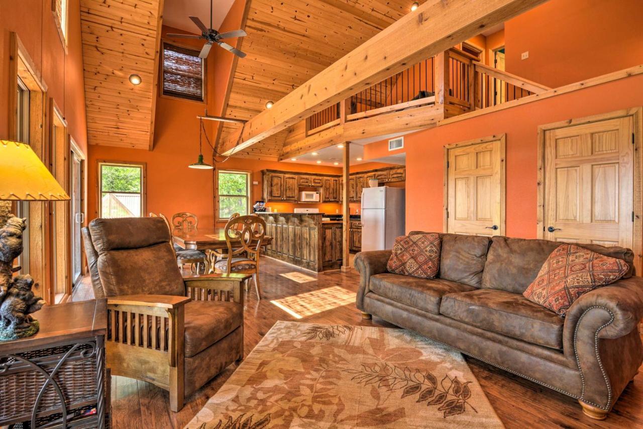 Spacious Log Cabin With Fire Pit And Game Room! Eureka Springs Exteriör bild