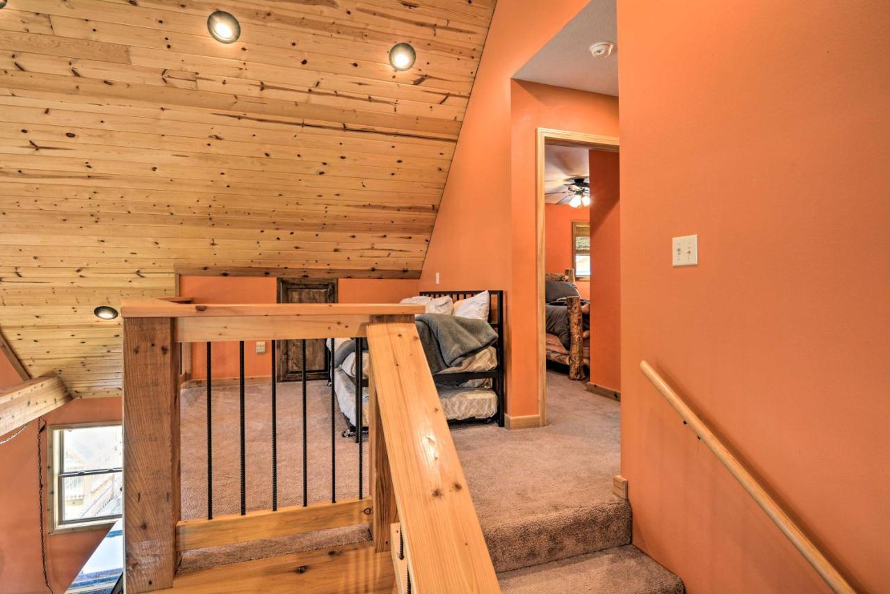 Spacious Log Cabin With Fire Pit And Game Room! Eureka Springs Exteriör bild