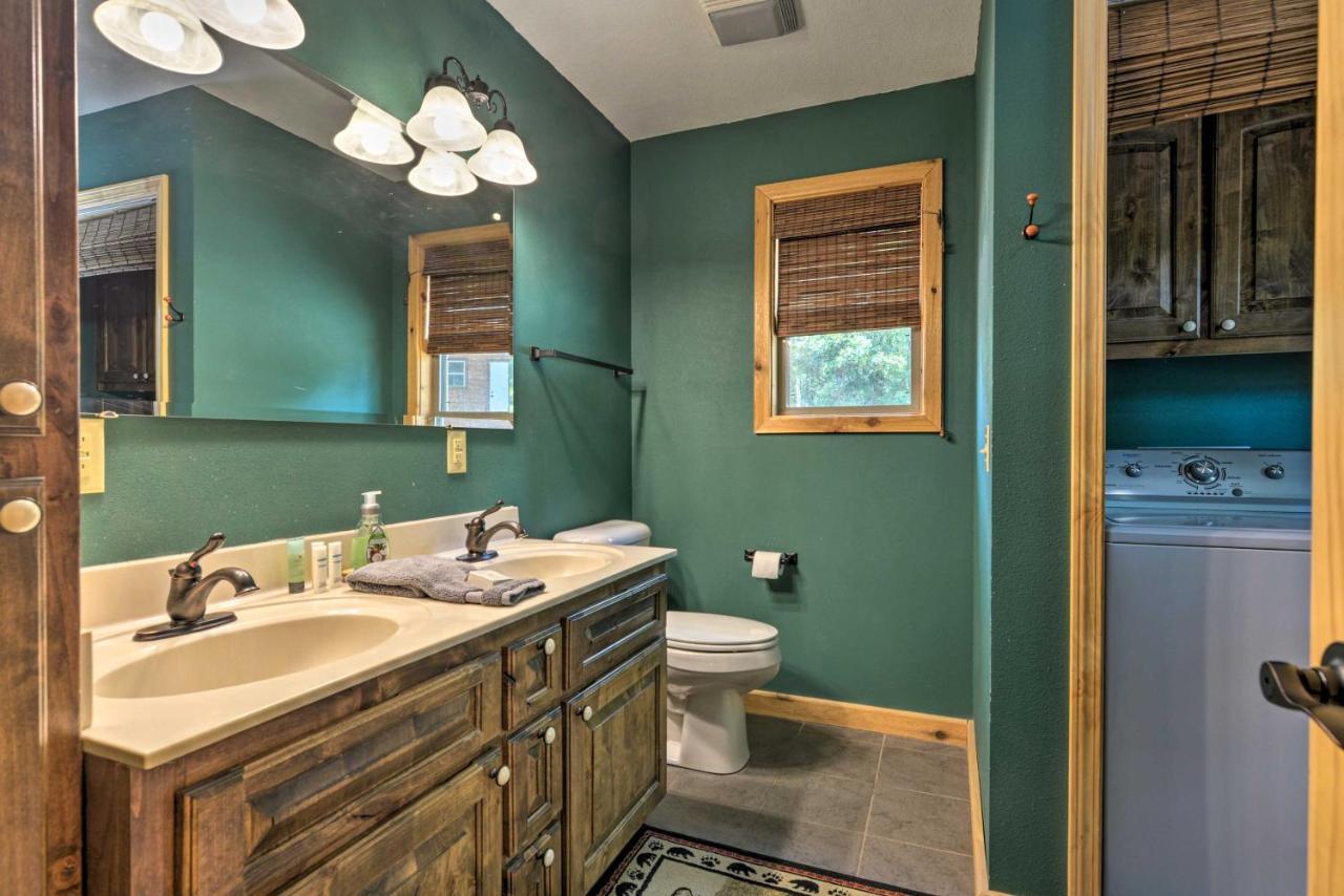 Spacious Log Cabin With Fire Pit And Game Room! Eureka Springs Exteriör bild